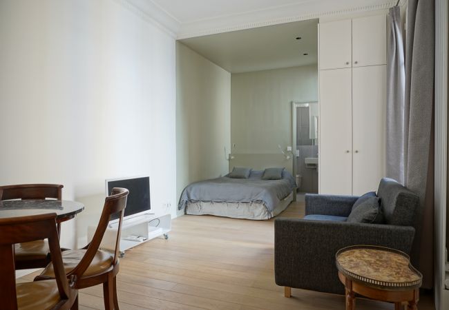 Studio à Paris - Rue Chateaubriand - Paris 8 - 108041