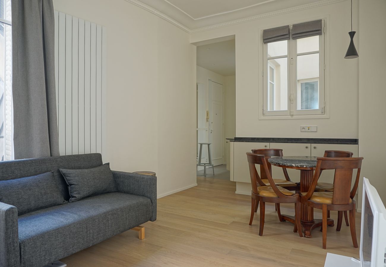 Studio à Paris - Rue Chateaubriand - Paris 8 - 108041