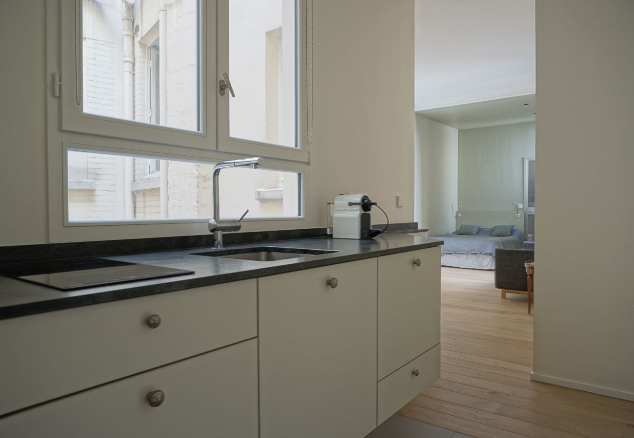 Studio à Paris - Rue Chateaubriand - Paris 8 - 108041