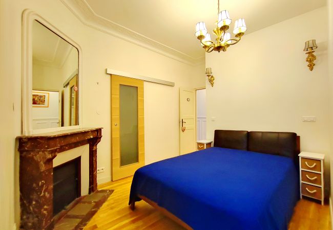 Appartement à Paris - Bd de Grenelle - Paris 15 - 215028 Appartement à Paris - Bd de Grenelle - Paris 15 - 215028