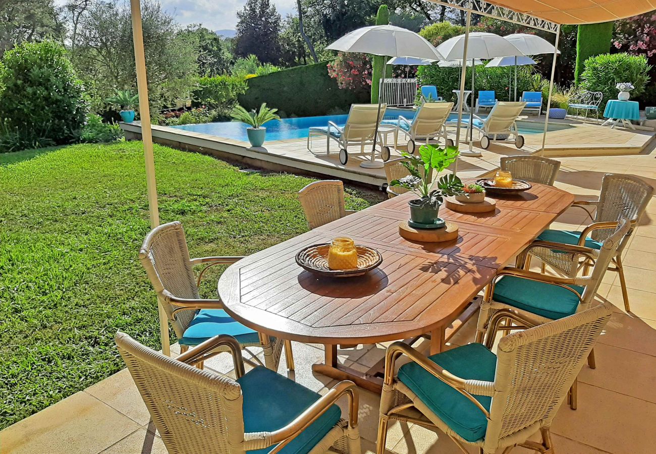 Table extérieure sur la terrasse