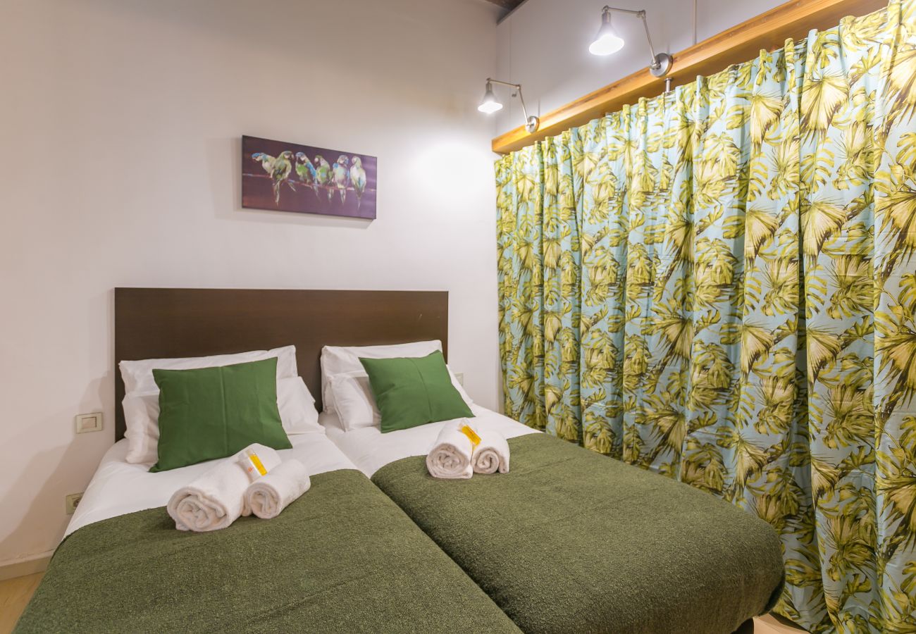 chambre avec 2 lits simples et grand placard BARCELONETA BEACH
