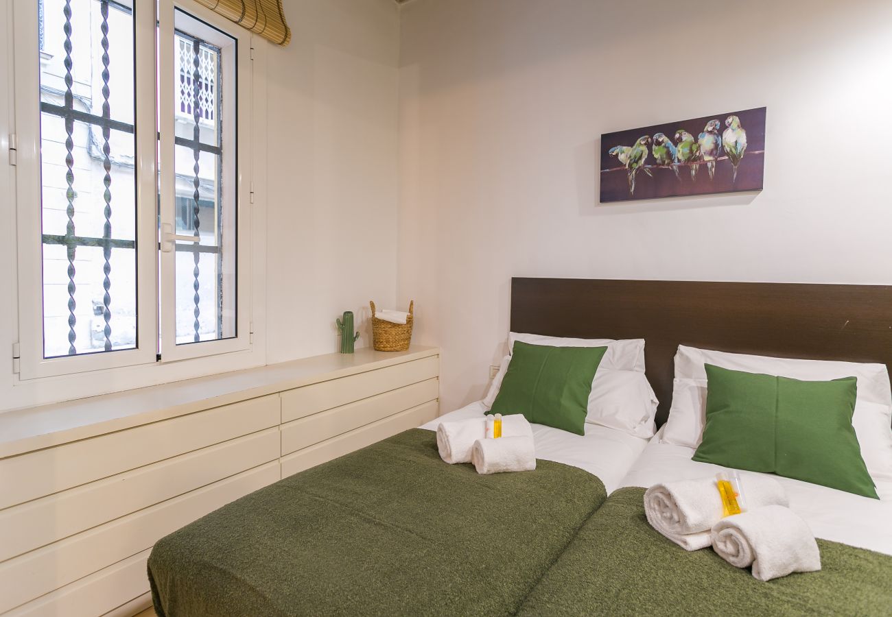chambre avec 2 lits simples, armoire et fenêtre extérieure