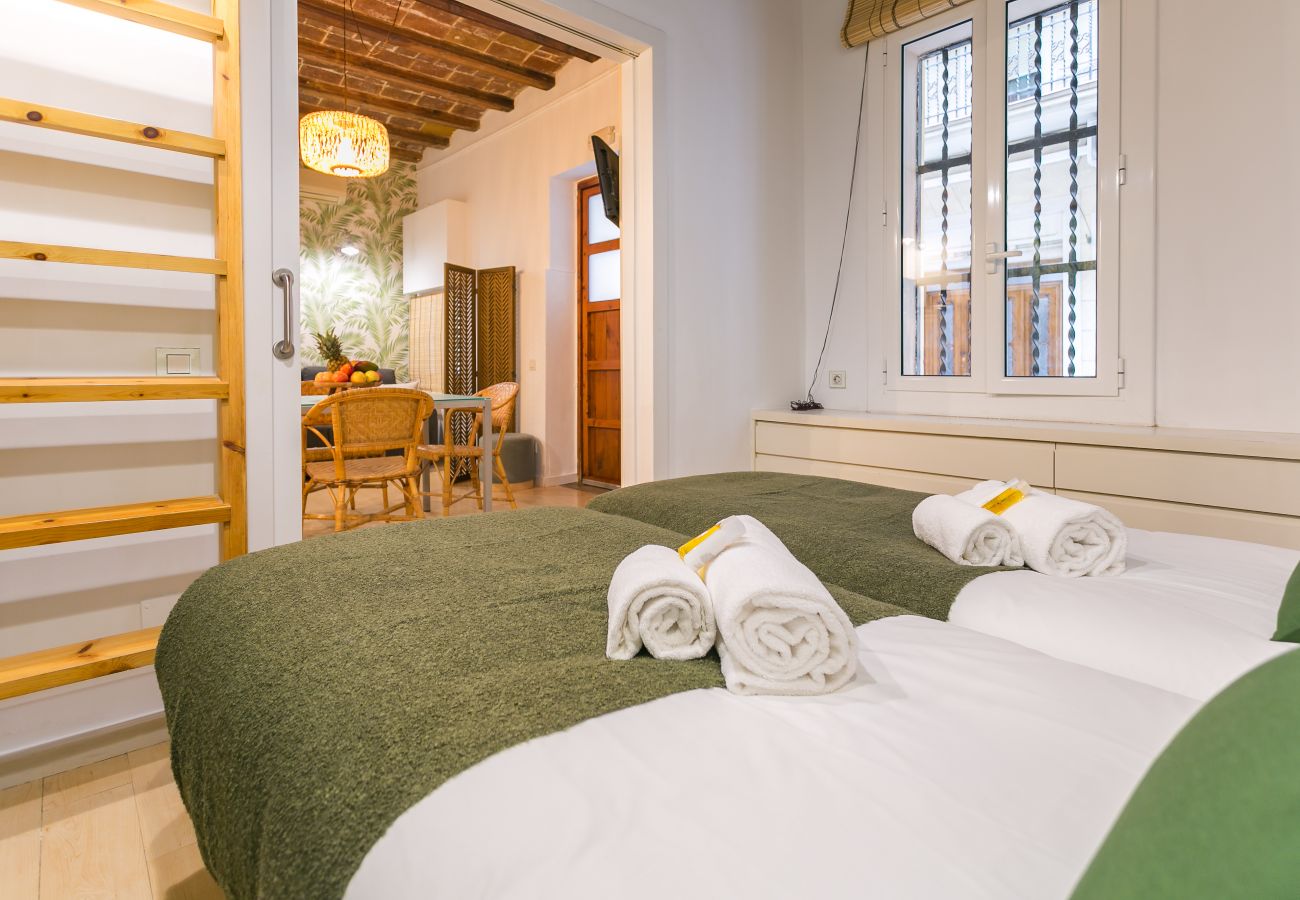 vue de la chambre au salon-salle à manger de l'appartement BARCELONETA BEACH