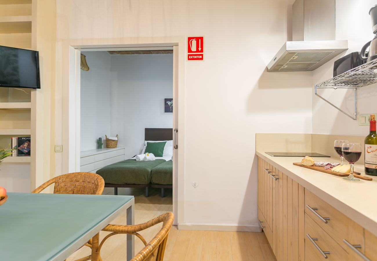 cuisine et table à manger de l'appartement sur la plage de la Barceloneta