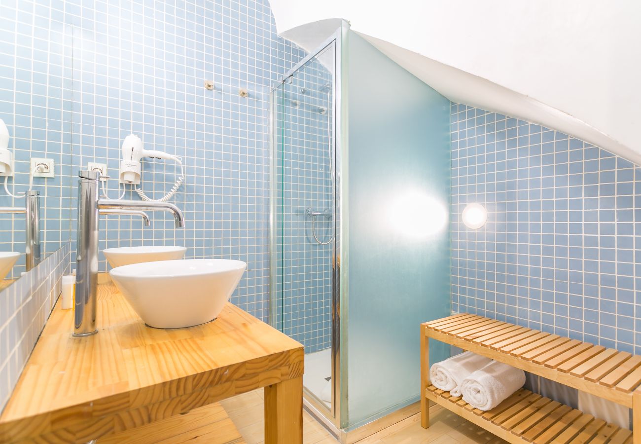 baño con ducha y dos lavabos en Barceloneta 2 minutos de la playa