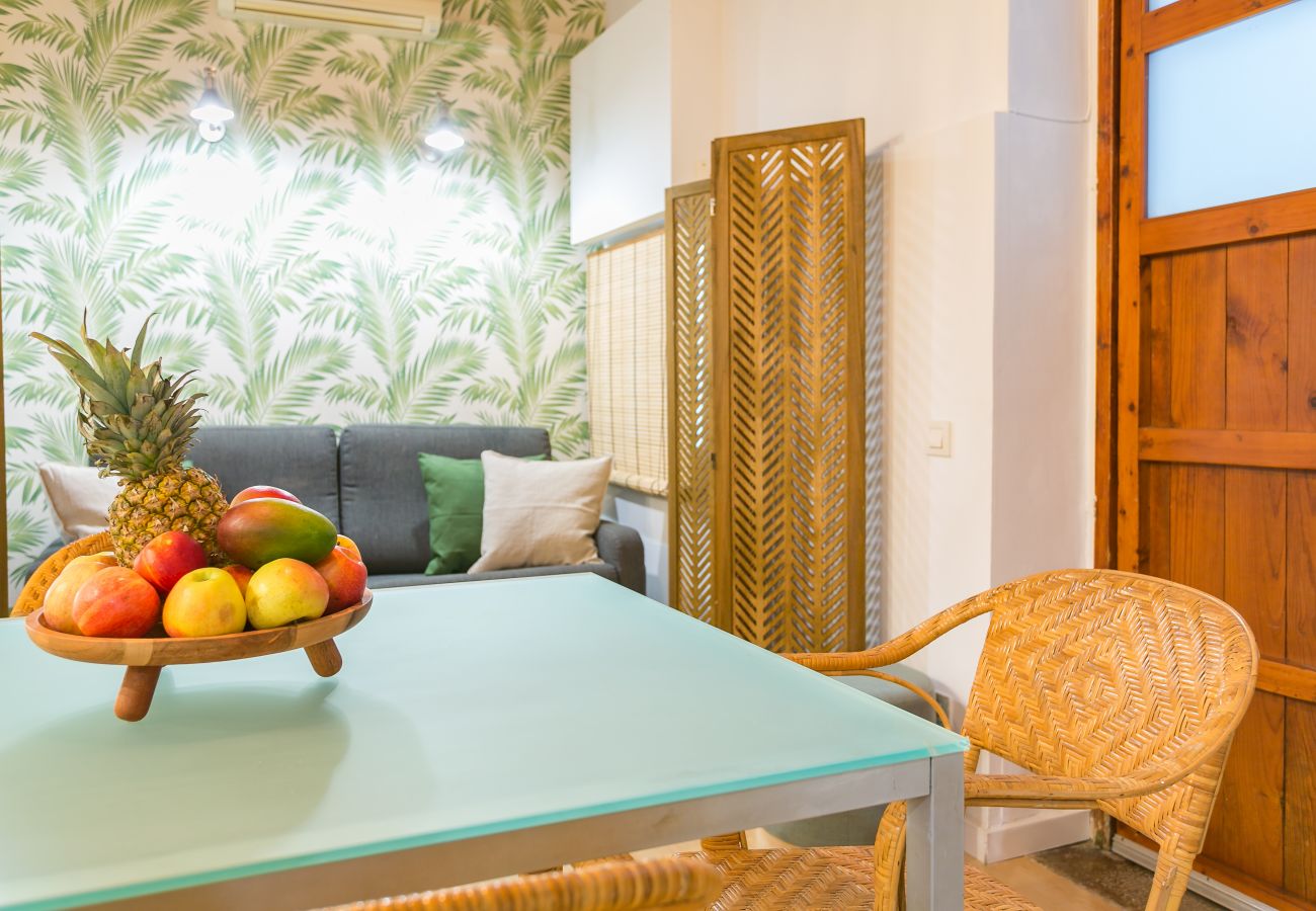 table à manger dans un appartement 1 chambre à 2 minutes de la plage de la Barceloneta
