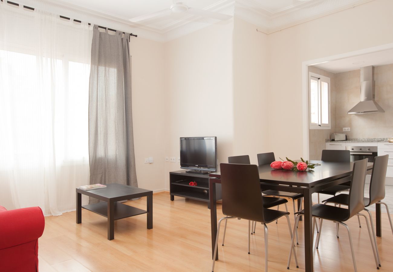 salle de repos de l'appartement à Vallcarca avec vue sur la montagne
