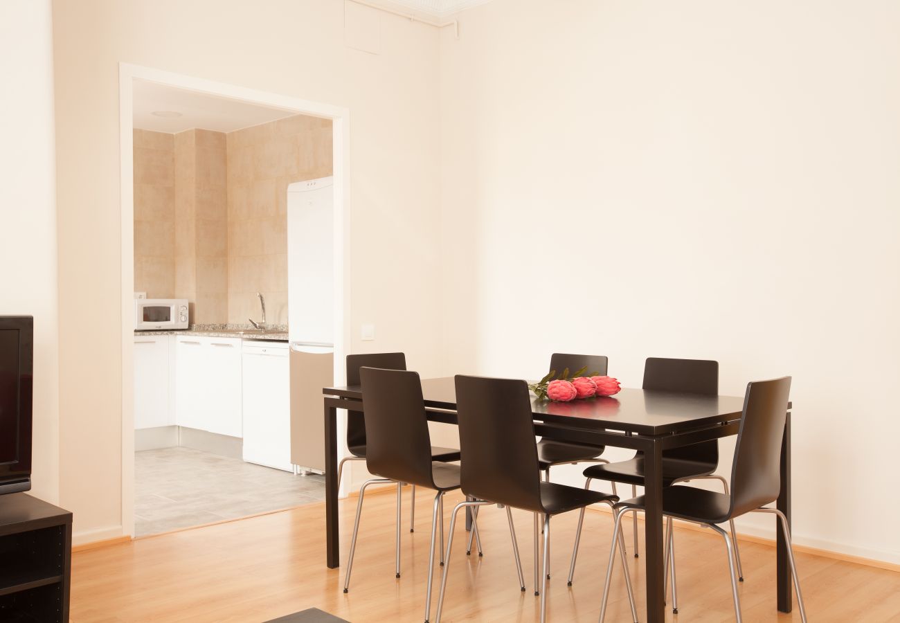 salle à manger de l'appartement à Vallcarca avec vue sur la montagne