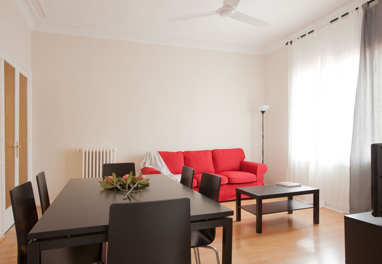 salle de repos de l'appartement à Vallcarca avec vue sur la montagne