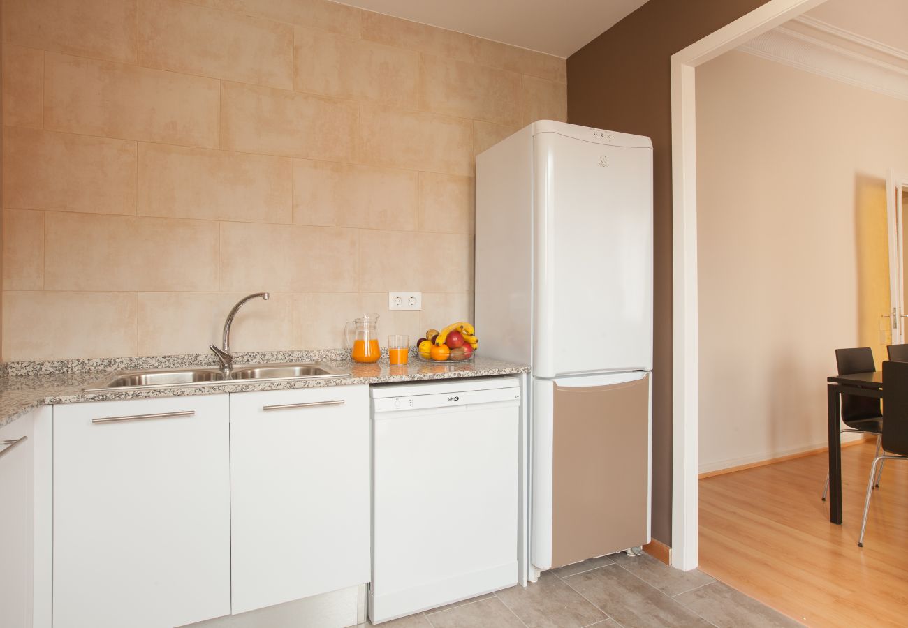 cuisine de l'appartement à Vallcarca avec vue sur la montagne