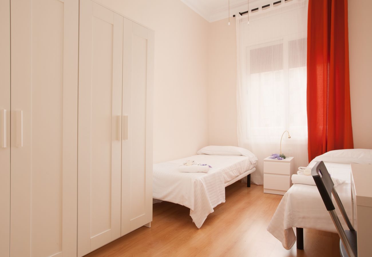chambre de l'appartement à Vallcarca avec vue sur la montagne