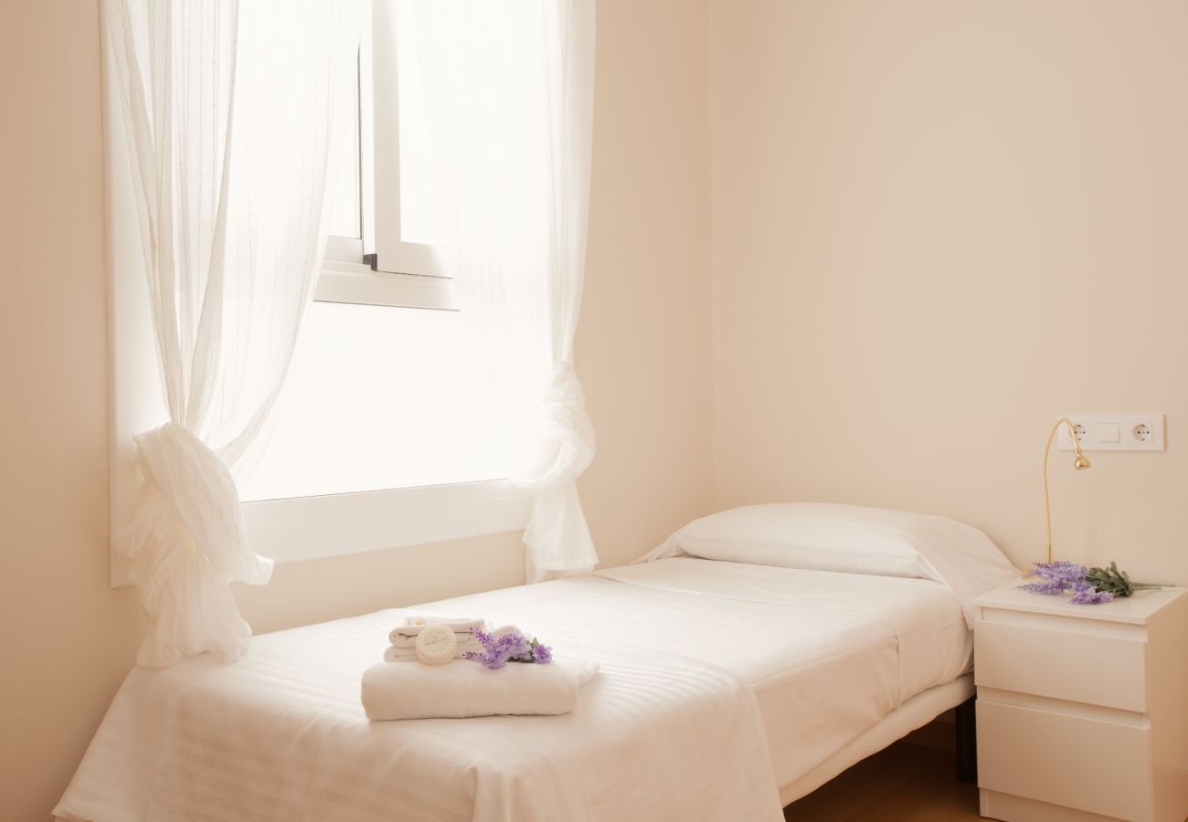 chambre de l'appartement à Vallcarca avec vue sur la montagne