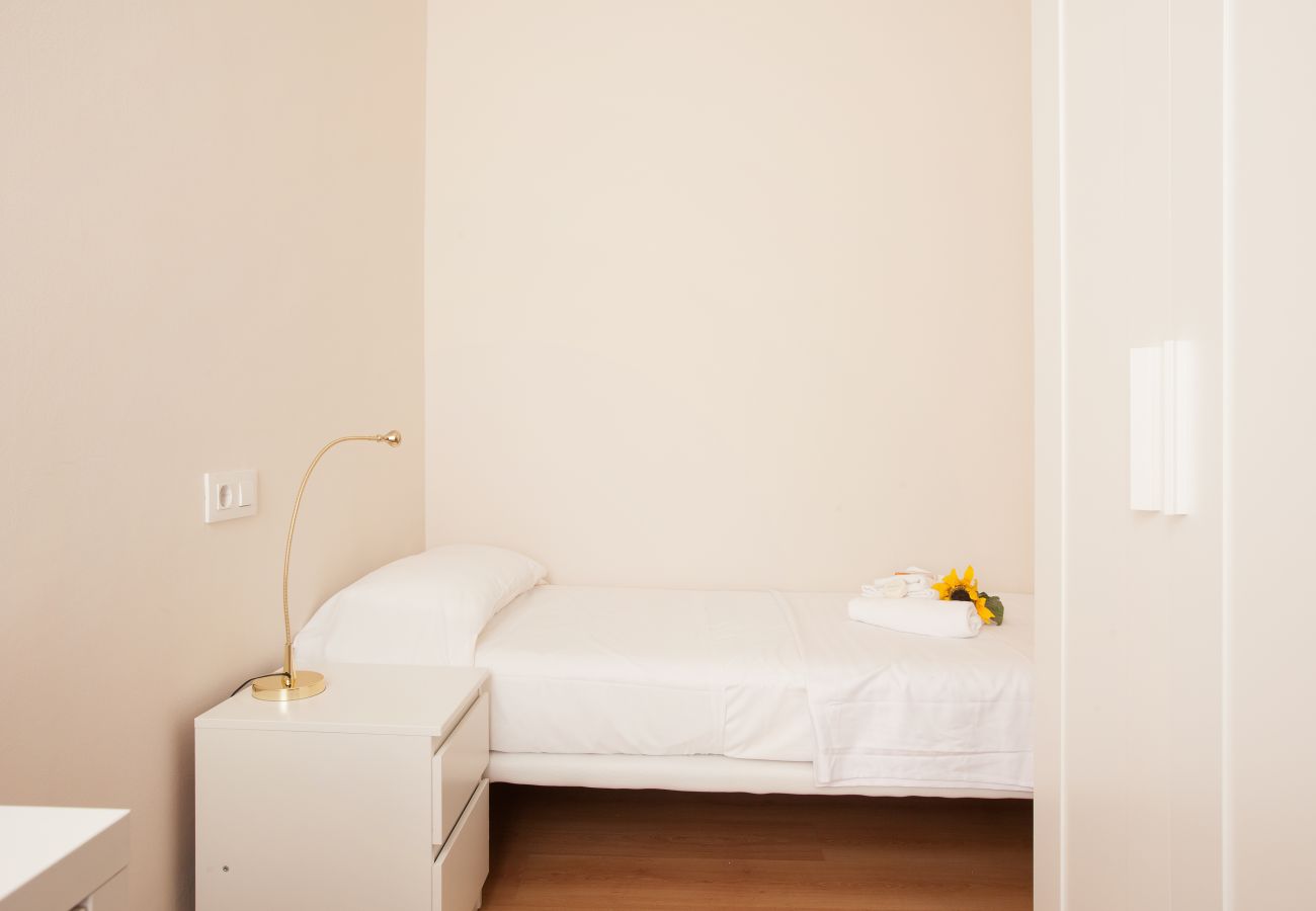chambre de l'appartement à Vallcarca avec vue sur la montagne
