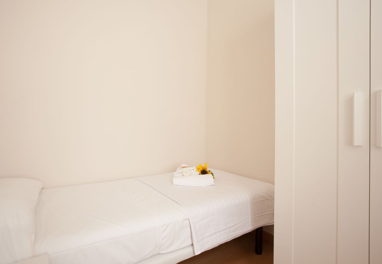 chambre de l'appartement à Vallcarca avec vue sur la montagne