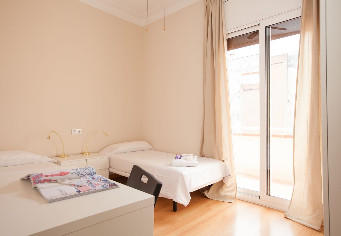 chambre de l'appartement à Vallcarca avec vue sur la montagne