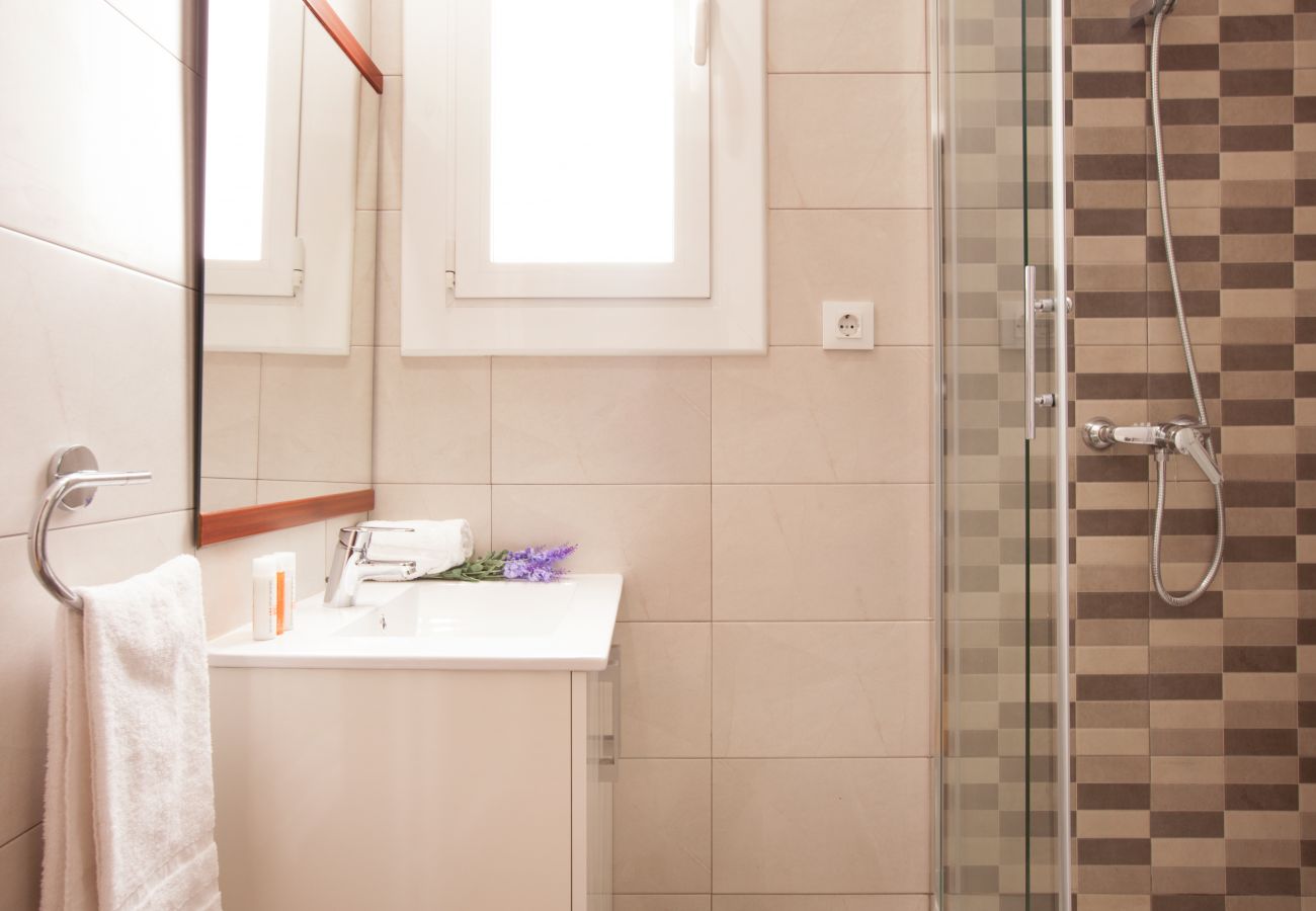salle de bains de l'appartement à Vallcarca avec vue sur la montagne