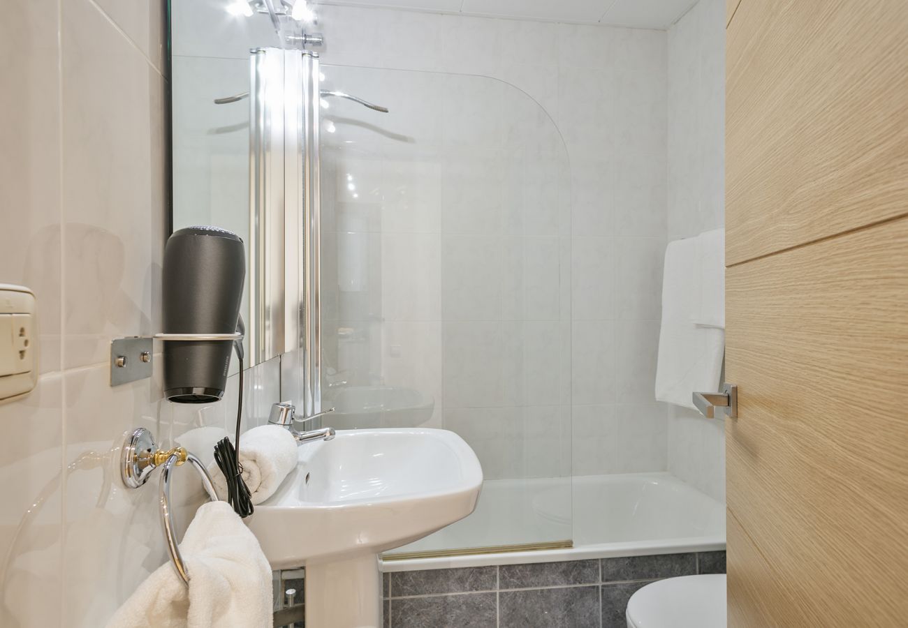 salle de bain avec baignoire dans un appartement familial près de la Sagrada Familia