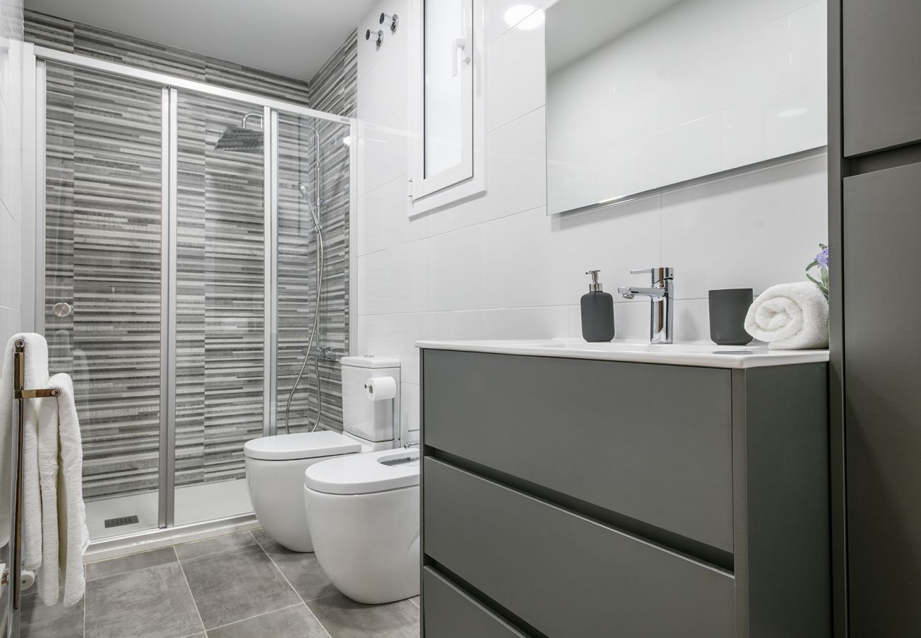 salle de bain avec douche et bidet dans appartement familial près de la Sagrada Familia