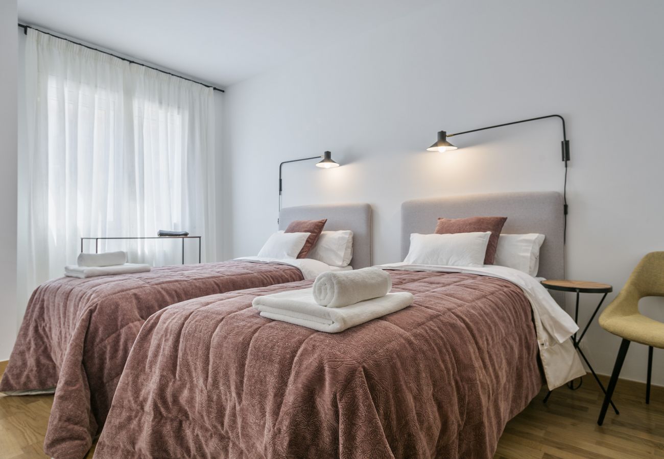 chambre double avec deux lits séparés et climatisation près de la Sagrada Familia