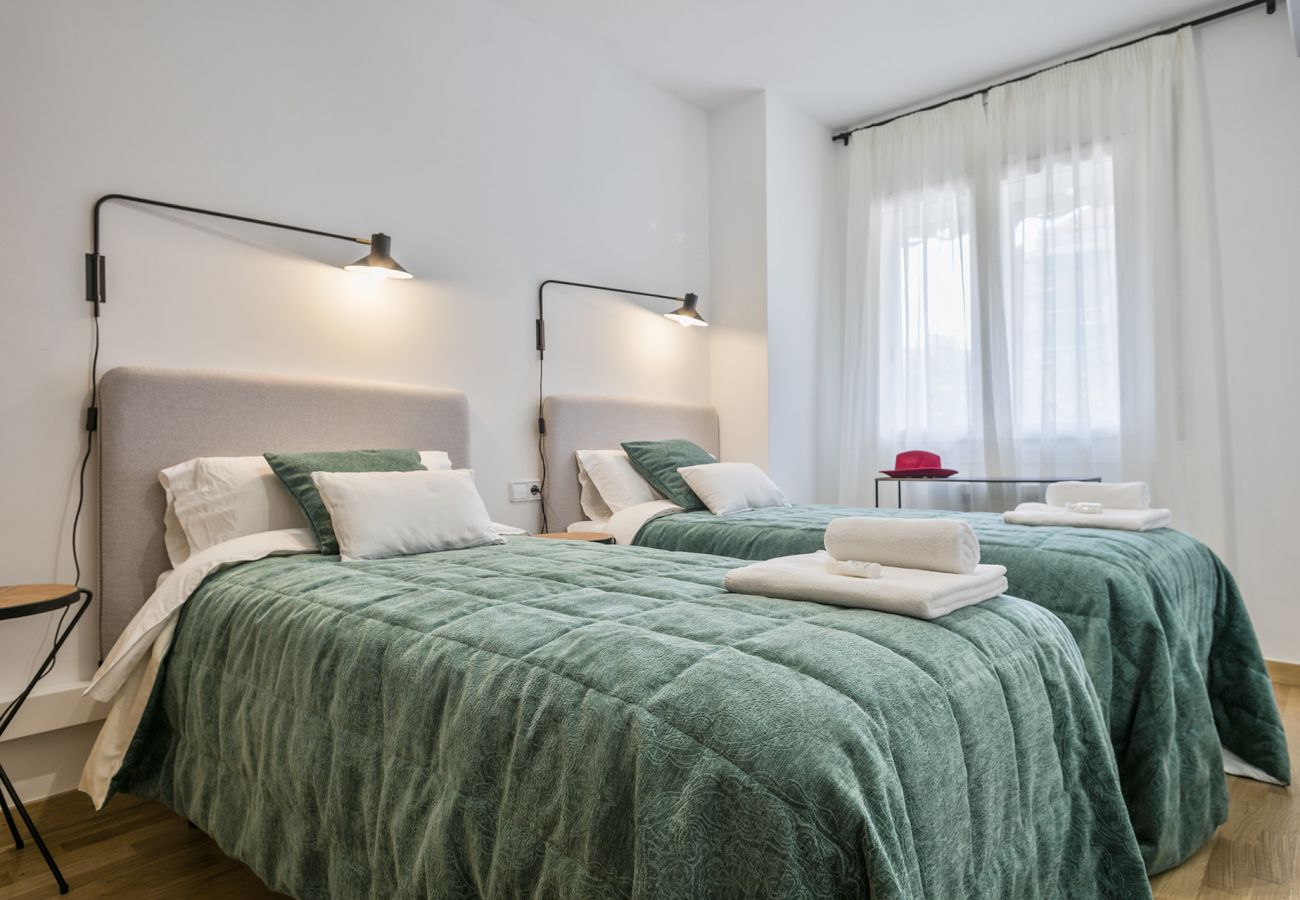 Chambre double avec deux lits simples dans l'appartement familial près de la Sagrada Familia