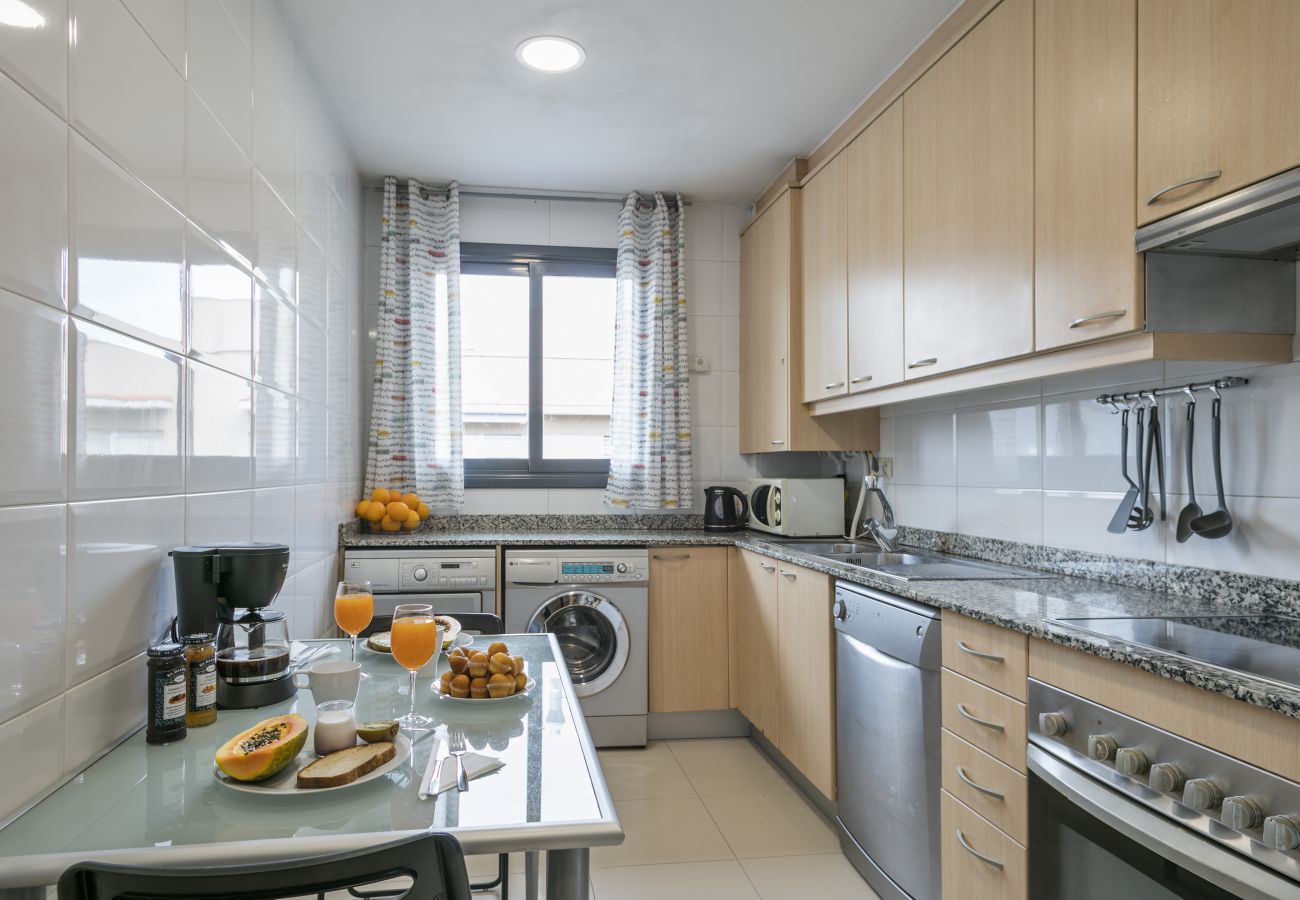 cuisine entièrement équipée avec lave-vaisselle, laveuse et sécheuse dans un appartement de 3 chambres à Barcelone