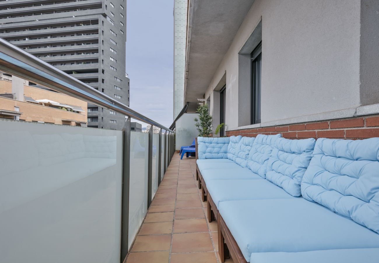 balcon confortable avec banc et tables d'appoint dans un appartement de 3 chambres