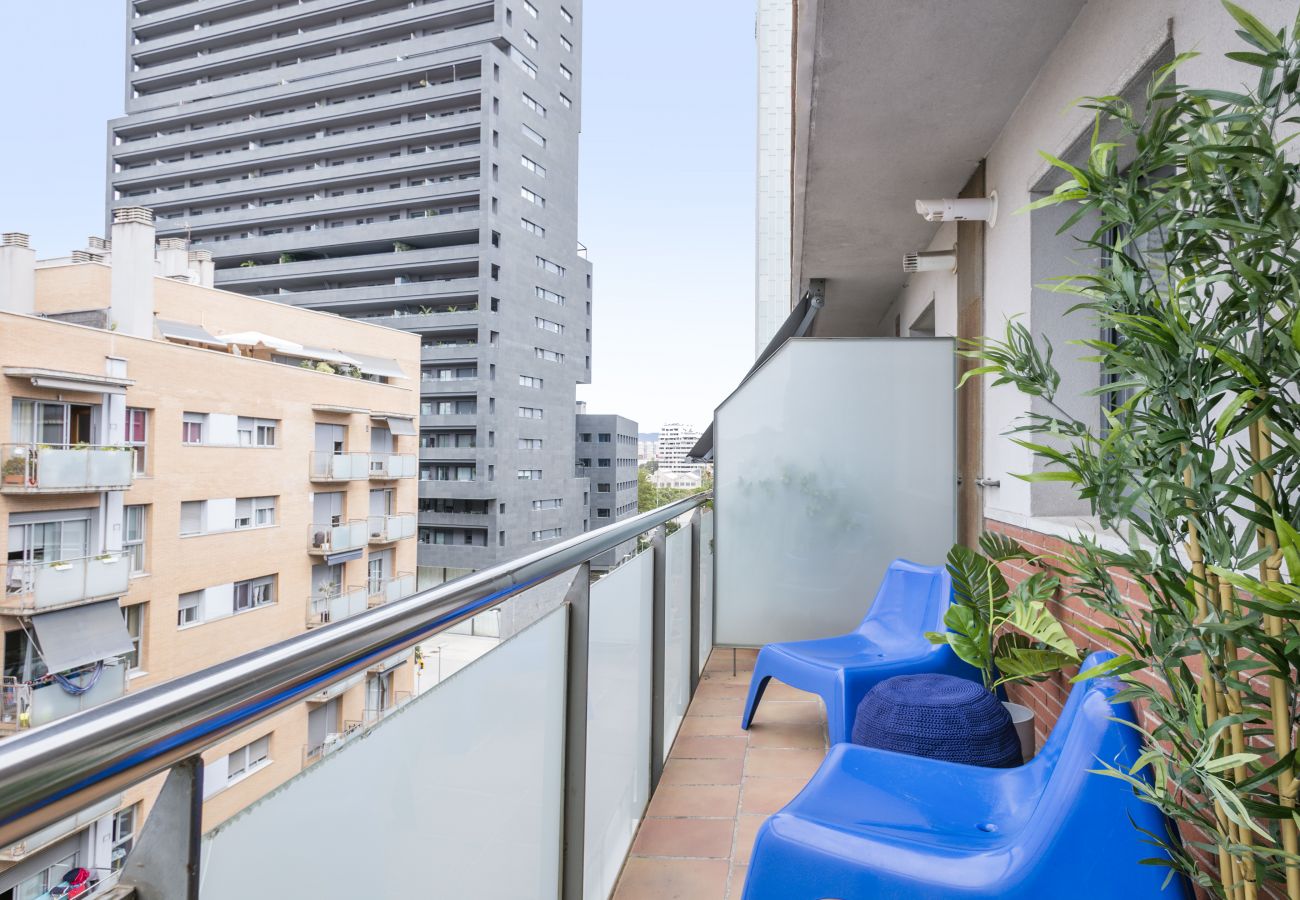 balcon confortable avec chaises longues dans un appartement de 3 pièces à Barcelona