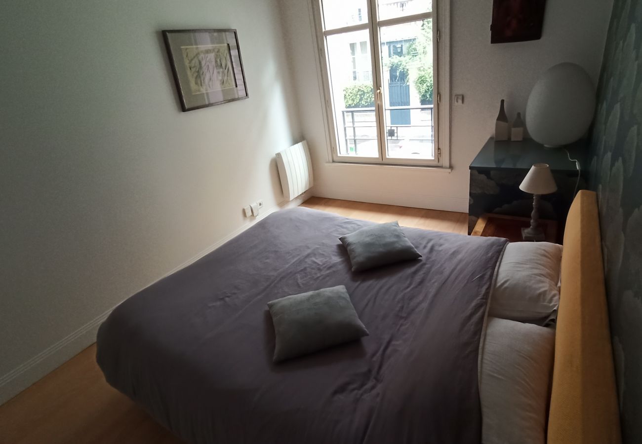 Appartement à Paris - Rue de l'Université - Paris 7 - 207034