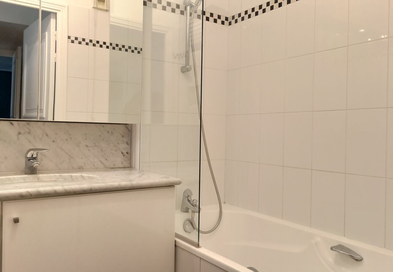 Appartement à Paris - Rue de l'Université - Paris 7 - 207034