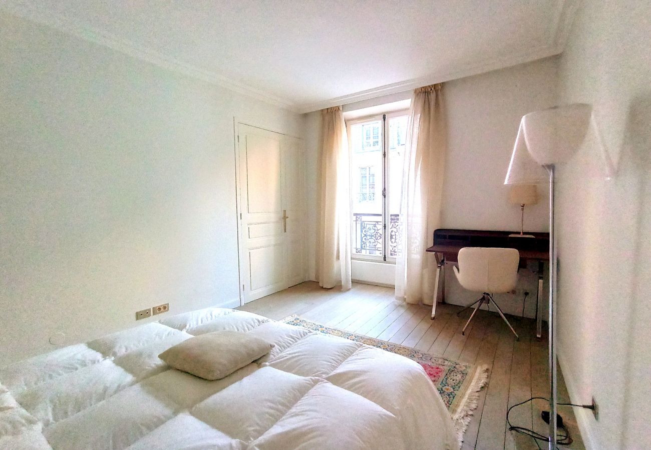 Appartement à Paris - Rue de l'Université - Paris 7 - 407036