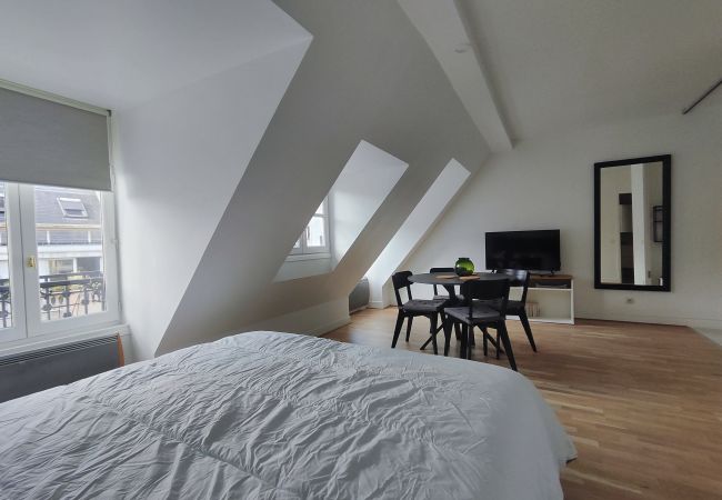 Studio à Paris - Rue de Berri - Paris 8 - 108056 Studio à Paris - Rue de Berri - Paris 8 - 108056