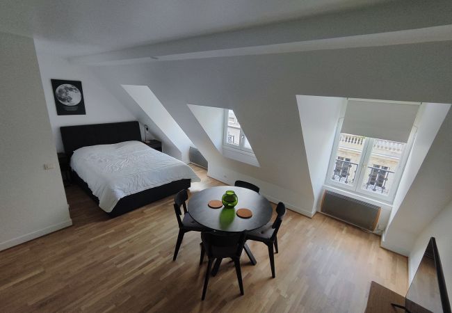 Studio à Paris - Rue de Berri - Paris 8 - 108056 Studio à Paris - Rue de Berri - Paris 8 - 108056