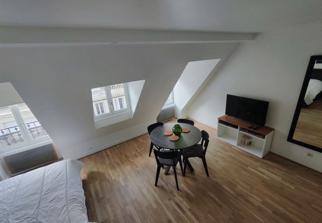Studio à Paris - Rue de Berri - Paris 8 - 108056 Studio à Paris - Rue de Berri - Paris 8 - 108056