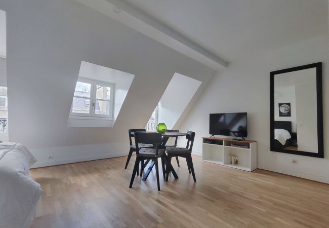 Studio à Paris - Rue de Berri - Paris 8 - 108056 Studio à Paris - Rue de Berri - Paris 8 - 108056