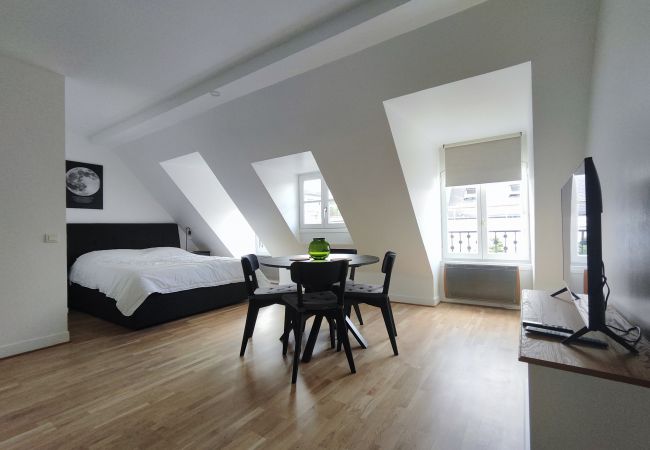 Studio à Paris - Rue de Berri - Paris 8 - 108056 Studio à Paris - Rue de Berri - Paris 8 - 108056