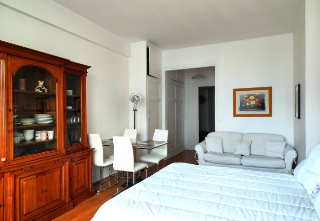 Studio à Paris - Avenue Franklin Roosevelt - Paris 8 - 108079 Studio à Paris - Avenue Franklin Roosevelt - Paris 8 - 108079
