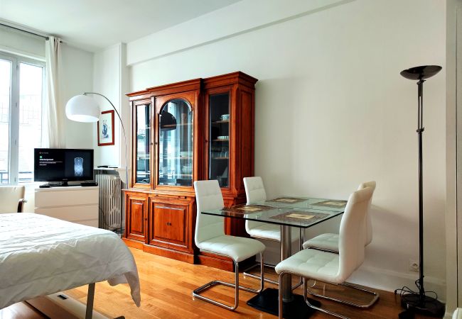 Studio à Paris - Avenue Franklin Roosevelt - Paris 8 - 108079 Studio à Paris - Avenue Franklin Roosevelt - Paris 8 - 108079