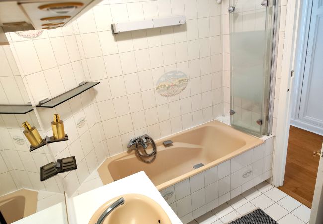 Studio à Paris - Avenue Franklin Roosevelt - Paris 8 - 108079 Studio à Paris - Avenue Franklin Roosevelt - Paris 8 - 108079