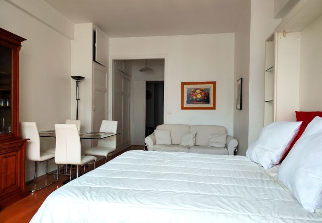 Studio à Paris - Avenue Franklin Roosevelt - Paris 8 - 108079 Studio à Paris - Avenue Franklin Roosevelt - Paris 8 - 108079