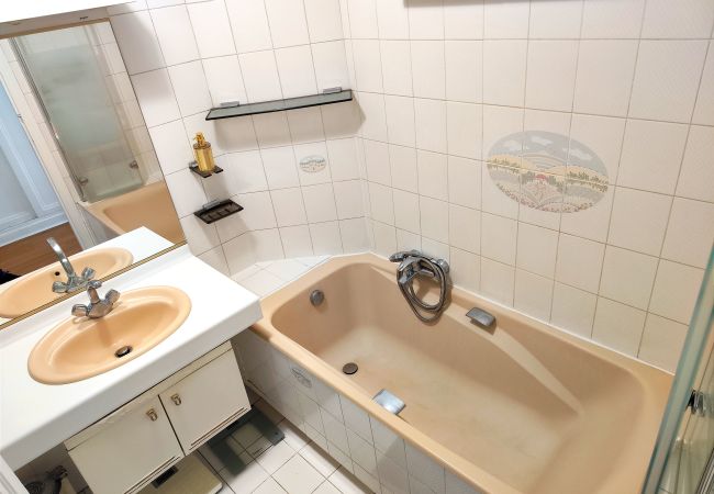 Studio à Paris - Avenue Franklin Roosevelt - Paris 8 - 108079 Studio à Paris - Avenue Franklin Roosevelt - Paris 8 - 108079