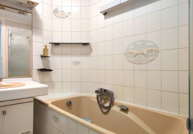 Studio à Paris - Avenue Franklin Roosevelt - Paris 8 - 108079 Studio à Paris - Avenue Franklin Roosevelt - Paris 8 - 108079