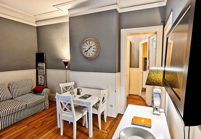 Appartement à Paris - Rue Quentin-Bauchart - Paris 8 - 208075
