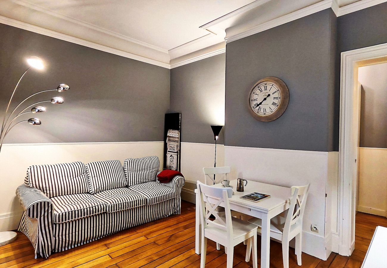 Appartement à Paris - Rue Quentin-Bauchart - Paris 8 - 208075