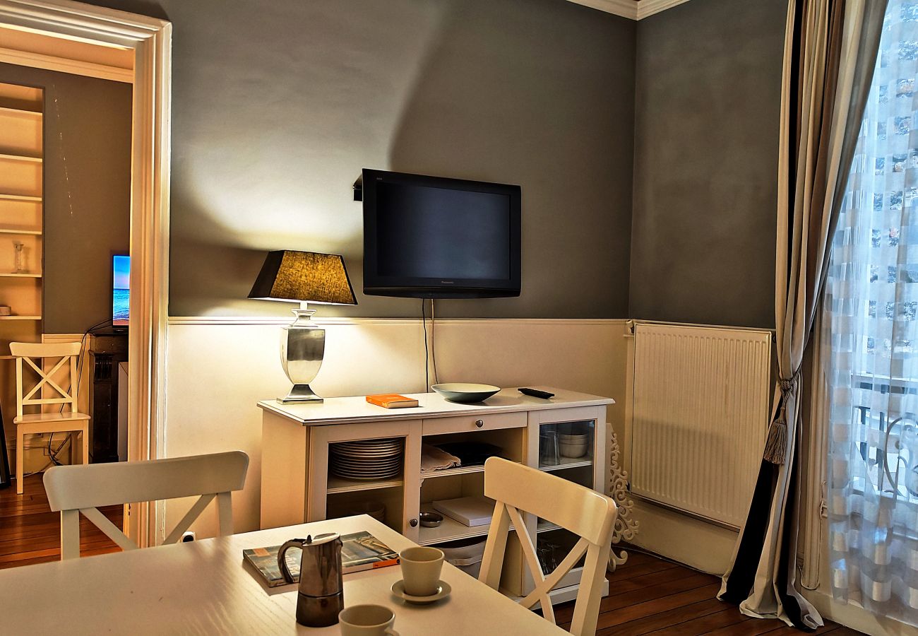 Appartement à Paris - Rue Quentin-Bauchart - Paris 8 - 208075