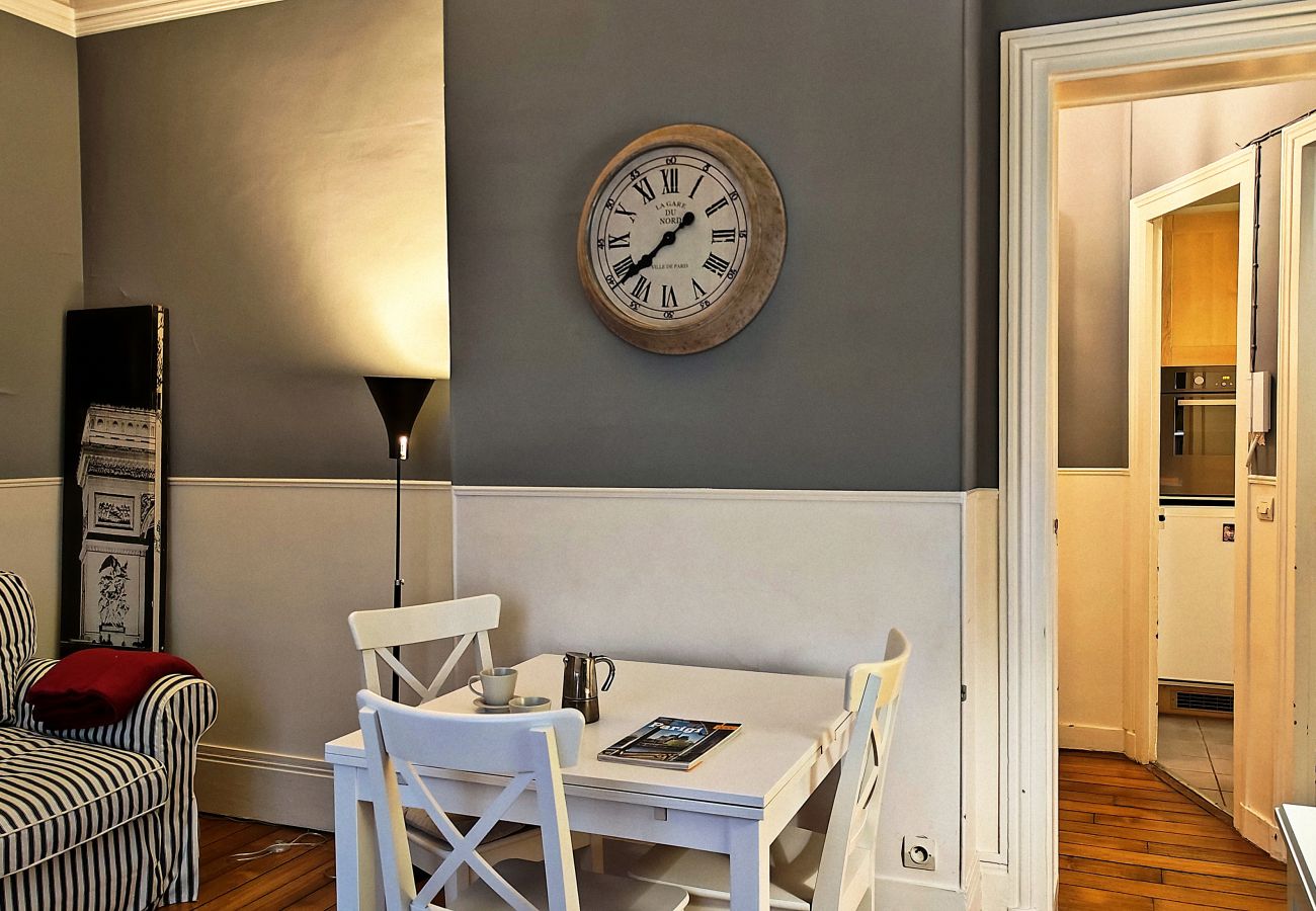 Appartement à Paris - Rue Quentin-Bauchart - Paris 8 - 208075